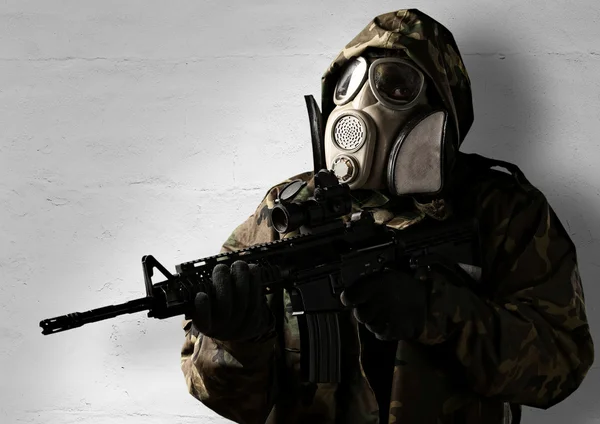 Soldato con maschera a gas — Foto Stock