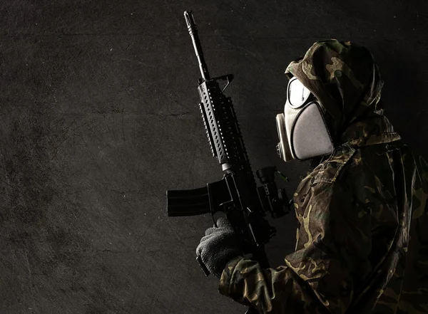 Żołnierz z maską — Zdjęcie stockowe