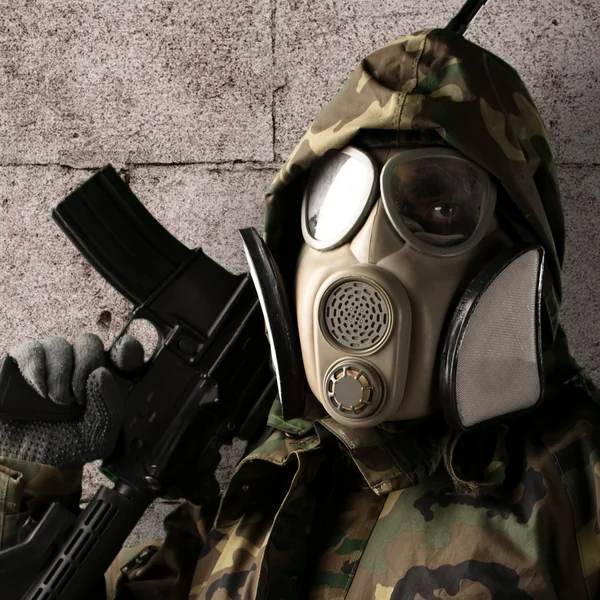 Солдат з газовою маскою — стокове фото