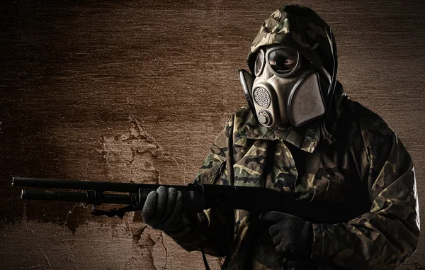 Soldat med gasmask — Stockfoto