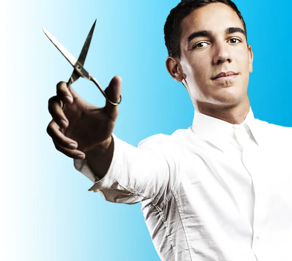 Молодий чоловік з ножицями — стокове фото