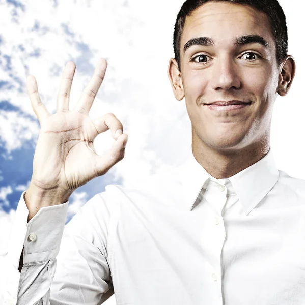Ok sembolü yapan genç erkek — Stok fotoğraf