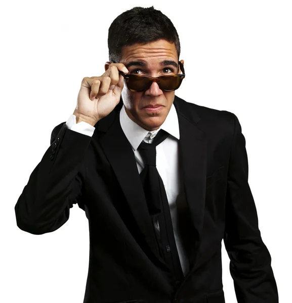 Retrato del hombre de negocios quitándose las gafas de sol contra un whi — Foto de Stock