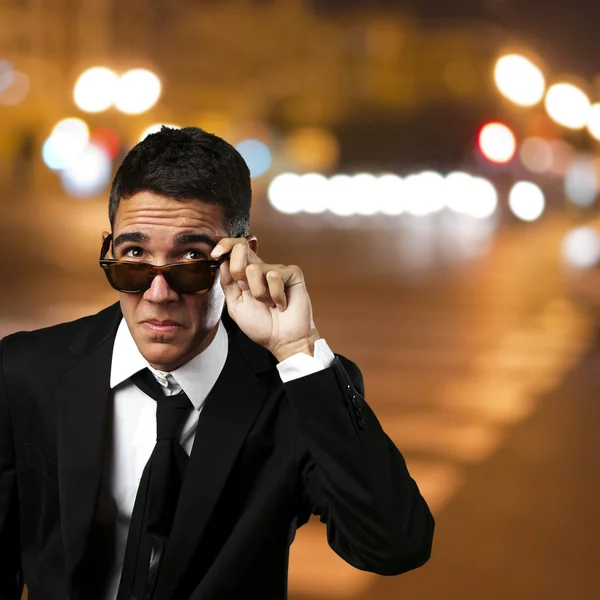 Портрет бизнесмена, снимающего солнцезащитные очки в городе — стоковое фото