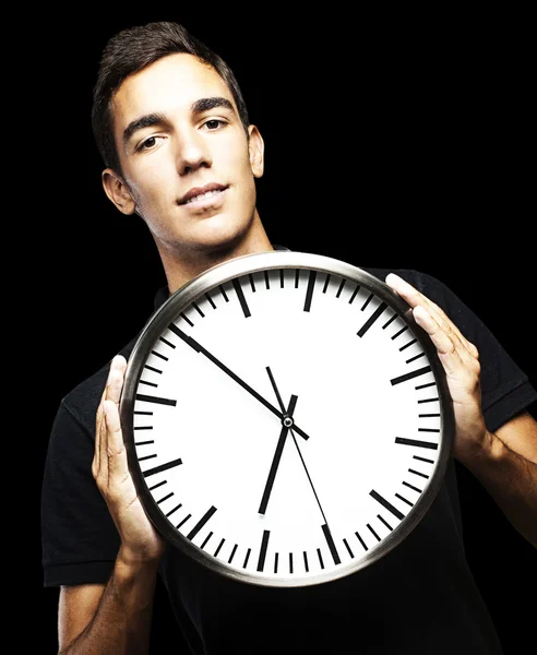 Młody człowiek i zegar — Zdjęcie stockowe