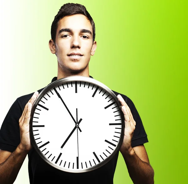 Joven hombre y reloj — Foto de Stock