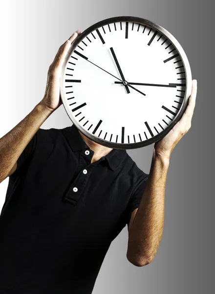Jeune homme avec horloge — Photo