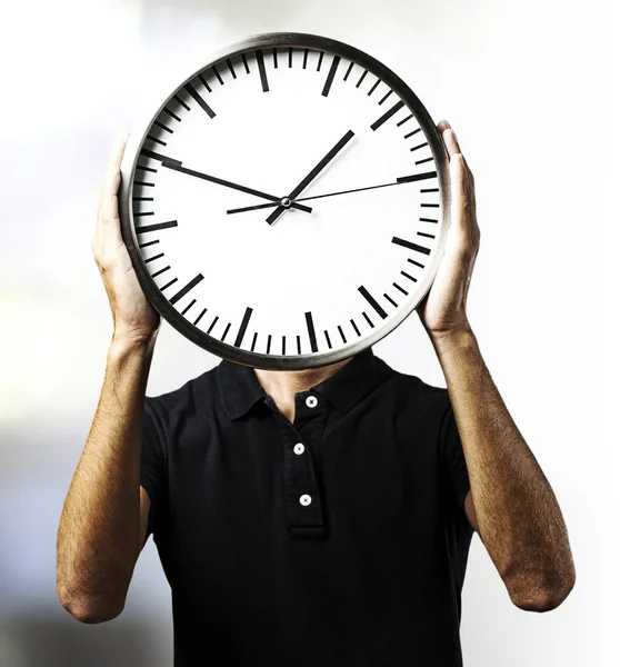 Hombre sosteniendo reloj — Foto de Stock