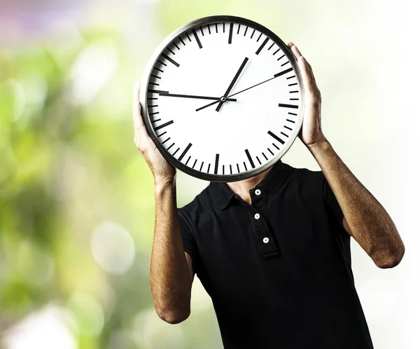 Człowiek trzymający zegar — Zdjęcie stockowe