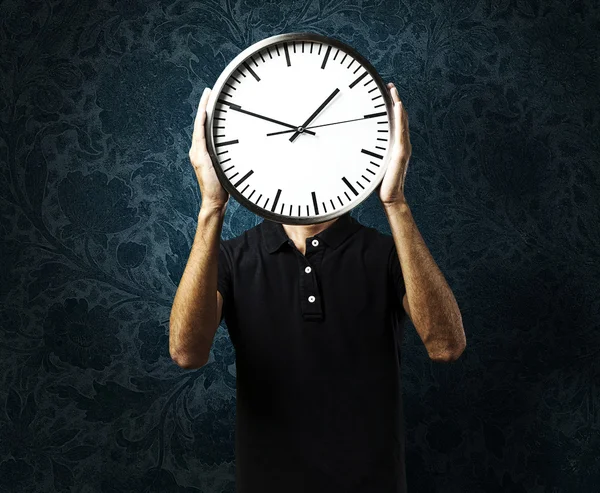 Man som håller klockan — Stockfoto