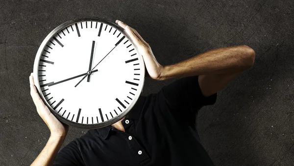 Homem segurando relógio — Fotografia de Stock