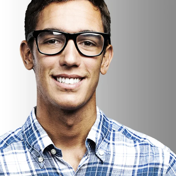Mladý muž se usmívá — Stock fotografie