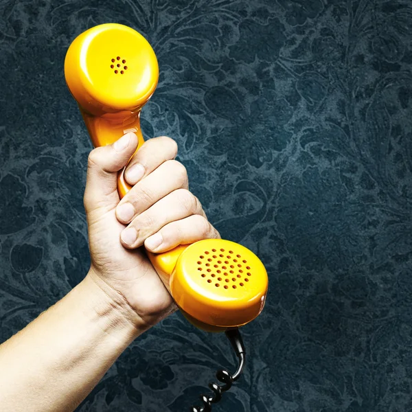 Mão segurar telefone vintage — Fotografia de Stock