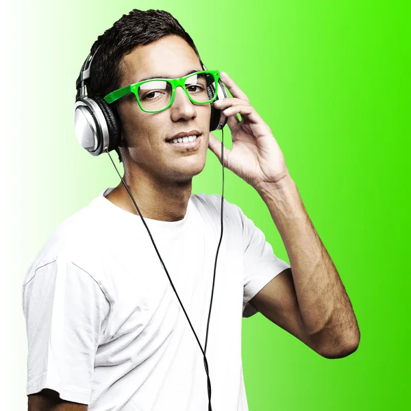 Genç adam müzik dinliyor. — Stok fotoğraf