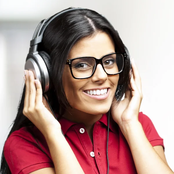 Nő zenét hallgat — Stock Fotó
