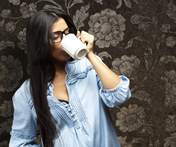 Vrouw die koffie drinkt — Stockfoto