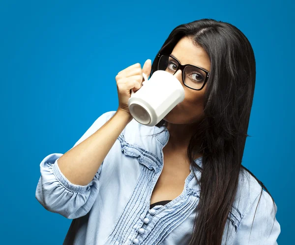 Frau trinkt Kaffee — Stockfoto