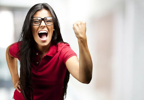 Vrouw gebaren overwinning — Stockfoto