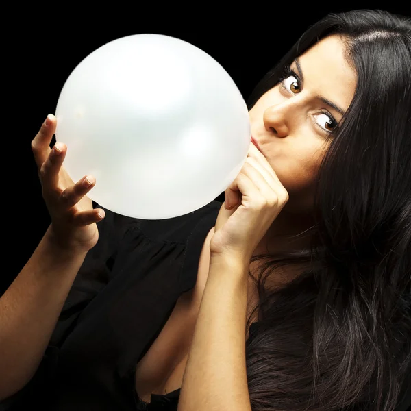 Frau pustet Luftballon — Stockfoto