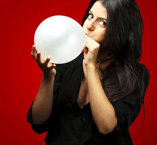 Mulher soprando balão — Fotografia de Stock