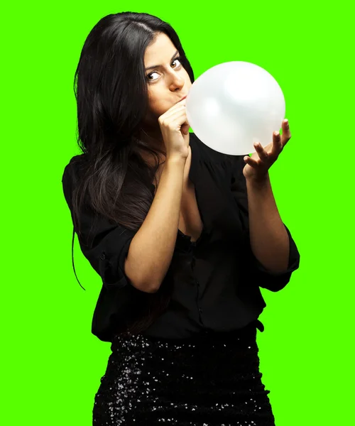 Frau pustet Luftballon — Stockfoto