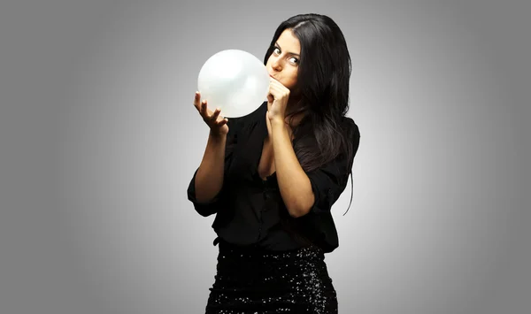 女人吹气球 — 图库照片