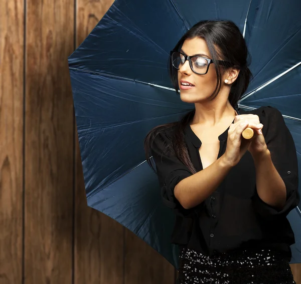 Nainen sateenvarjon kanssa — kuvapankkivalokuva