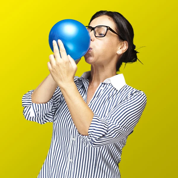 Mulher soprando balão — Fotografia de Stock