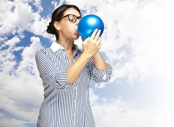 Жінка піноутворюючий повітряна куля — стокове фото