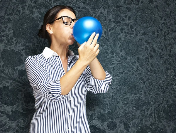 Femme soufflant ballon — Photo