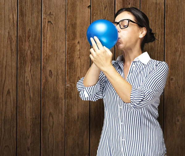 Žena fouká balónek — Stock fotografie
