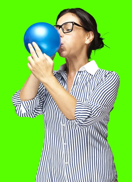 Woman blowing a balloon — Stock Photo, Image