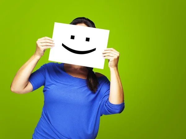 Vrouw met gelukkig emoticon — Stockfoto