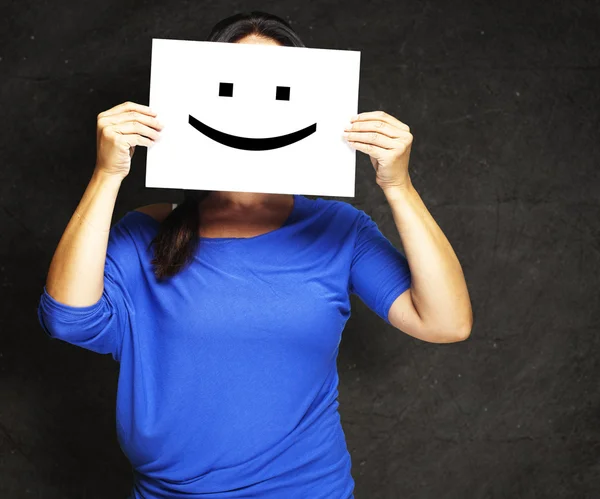 Frau mit glücklichem Emoticon — Stockfoto