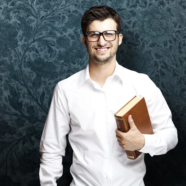 Homem segurando livro — Fotografia de Stock