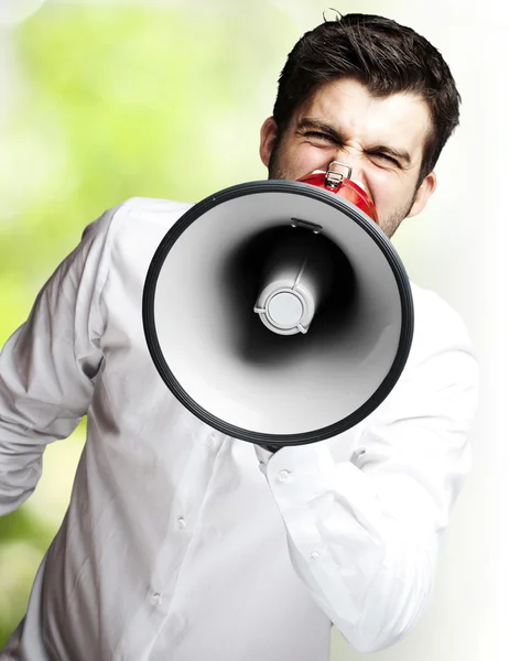 Młody mężczyzna krzyczy — Zdjęcie stockowe