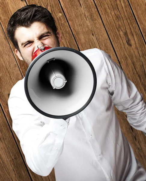 Człowiek krzyczący z megafon — Zdjęcie stockowe