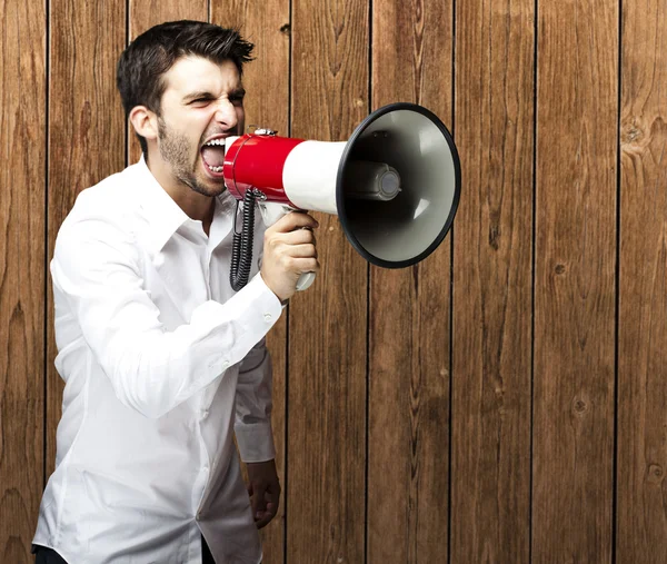 Homem gritando com megafone — Fotografia de Stock