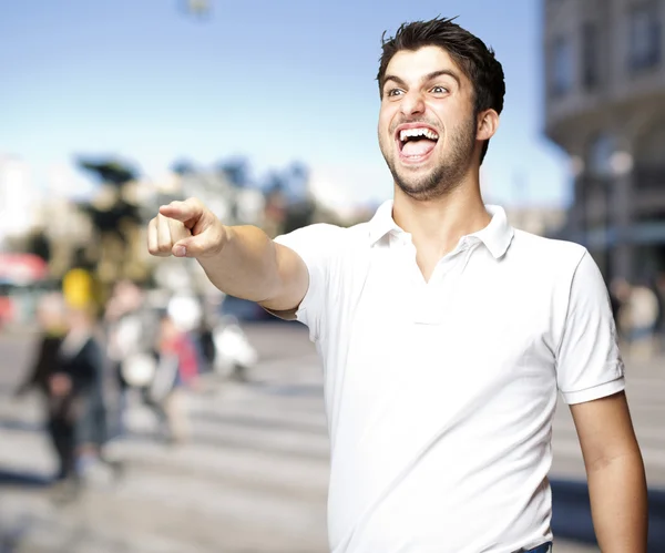 Portrait de jeune homme plaisantant dans la rue — Photo