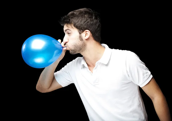 Muž vyfukování balónku — Stock fotografie