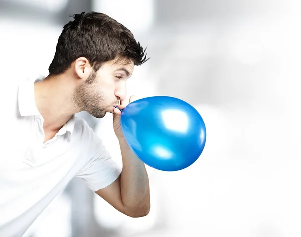 Людина піноутворюючий повітряна куля — стокове фото