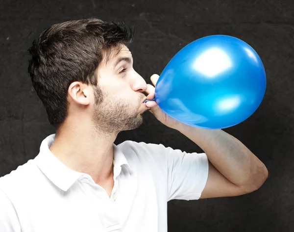 Άνθρωπος φυσώντας μπαλόνι — Φωτογραφία Αρχείου