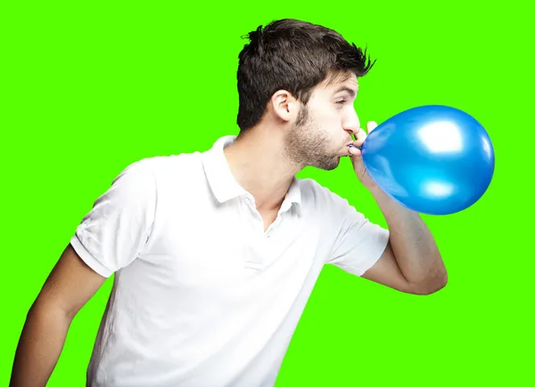 Людина піноутворюючий повітряна куля — стокове фото
