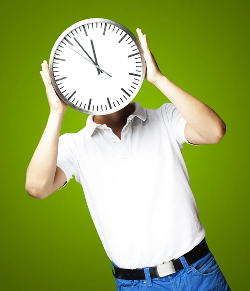 Człowiek trzymający zegar — Zdjęcie stockowe