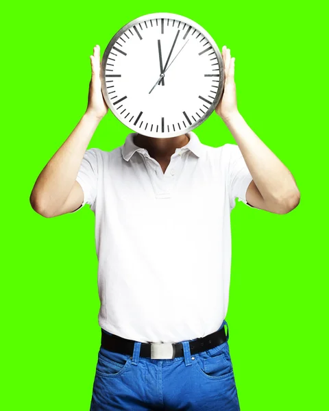 Hombre sosteniendo reloj — Foto de Stock