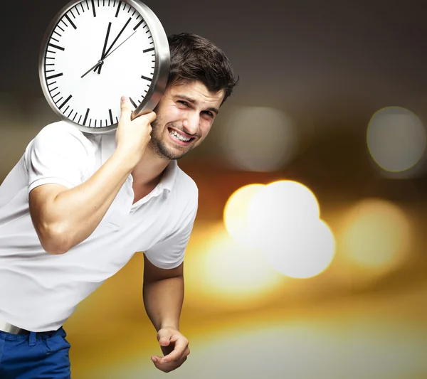 Retrato de un joven guapo llevando un reloj contra una abst —  Fotos de Stock