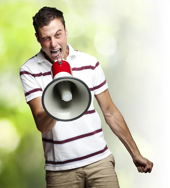 Человек кричит с мегафоном — стоковое фото