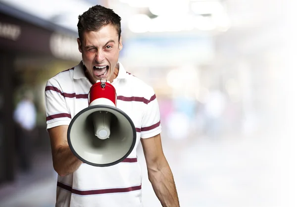 Άνθρωπος φωνάζει με μεγάφωνο — Φωτογραφία Αρχείου