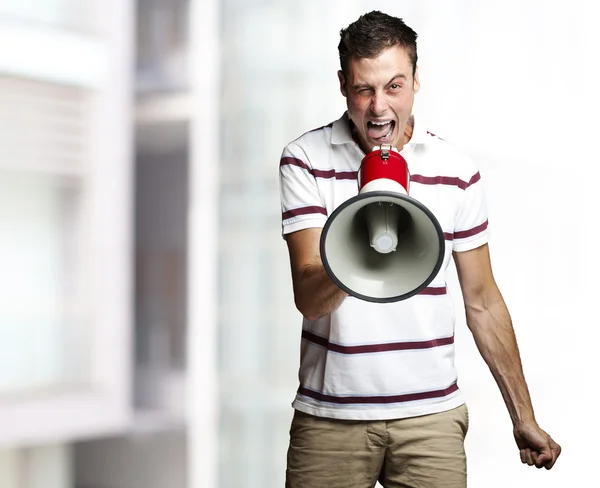Hombre gritando con megáfono —  Fotos de Stock