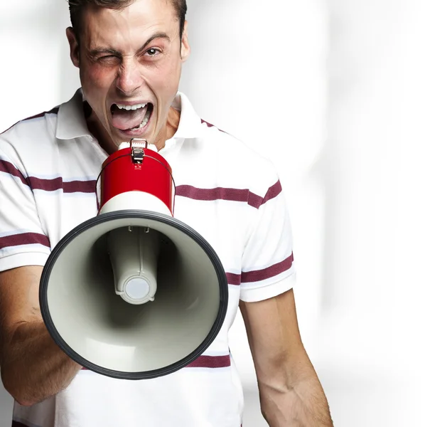 L'uomo urla con il megafono — Foto Stock